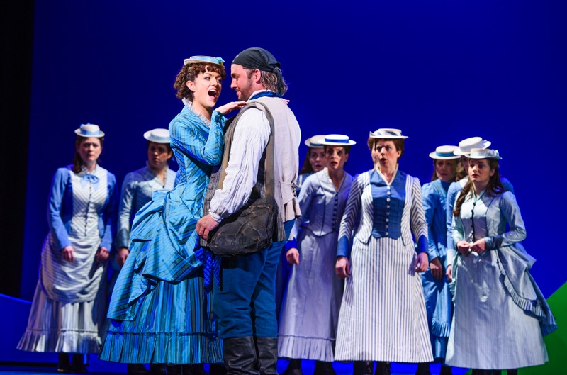 3.ENO-The-Pirates-Of-Penzance-Claudia-Boyle-Robert-Murray-and-ENO-Chorus-and-company-c-Tristram-Kenton