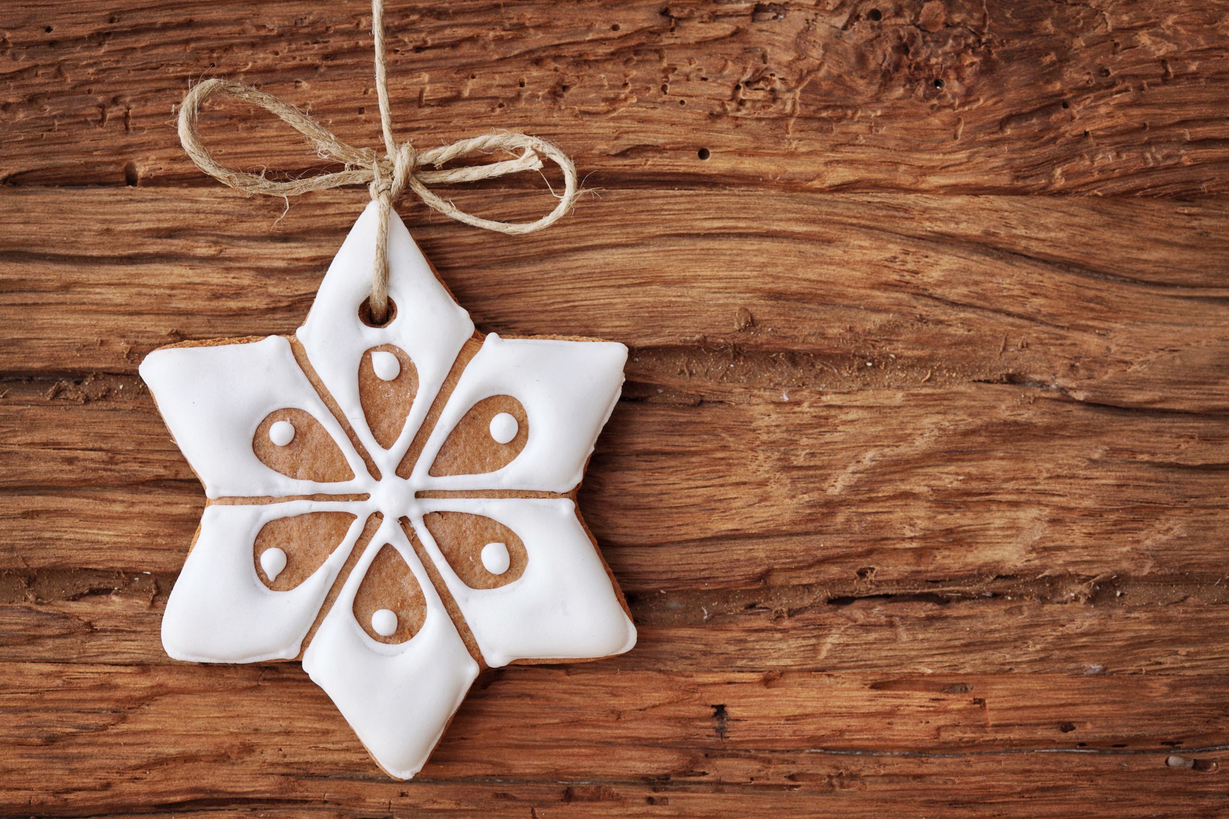 15048659 – gingerbread snowflake hanging over wooden background